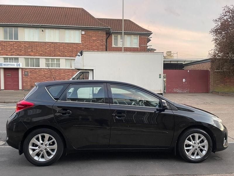 Used Toyota Auris 132 HP (97 kW) 2013 Black Hatchback