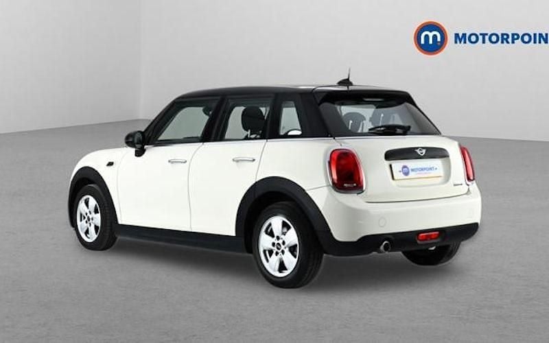 Begagnad Mini Cooper Classic 136 HK (100 kW) 2019 Vit Halvkombi