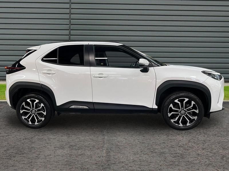 Used Toyota Yaris Design 116 HP (85 kW) 2023 Pure white Hatchback