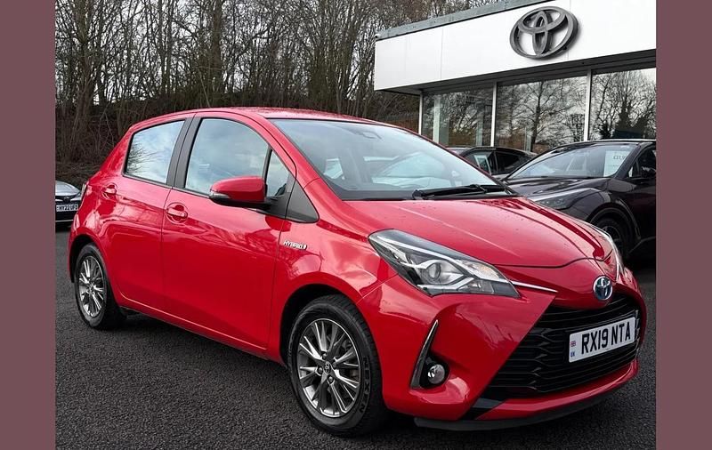 Used Toyota Yaris Hybrid 99 HP (72 kW) 2019 Red Hatchback