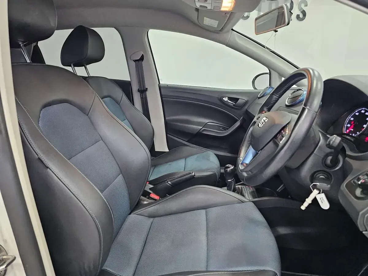 Used Seat Ibiza CONNECT 90 HP (66 kW) 2016 White Hatchback