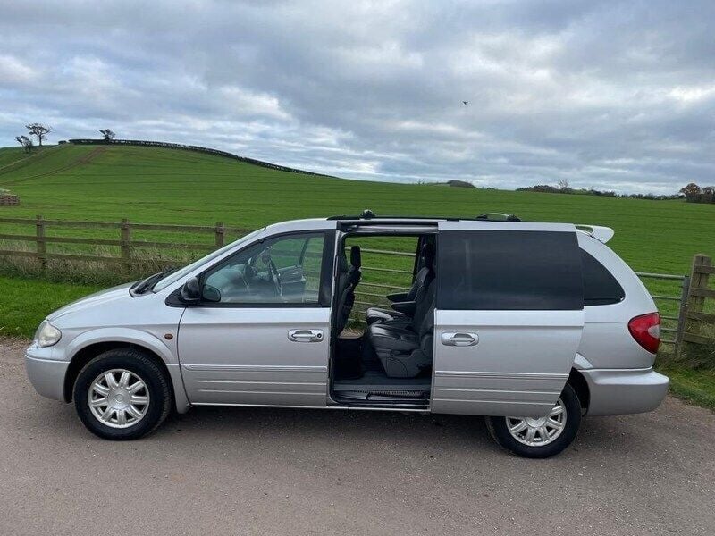 Used Chrysler Voyager Limited 173 HP (127 kW) 2004 Silver MPV