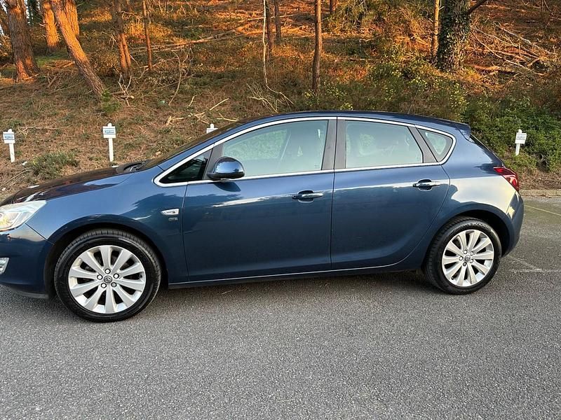 Used Vauxhall Astra 140 HP (102 kW) 2012 Blue Hatchback