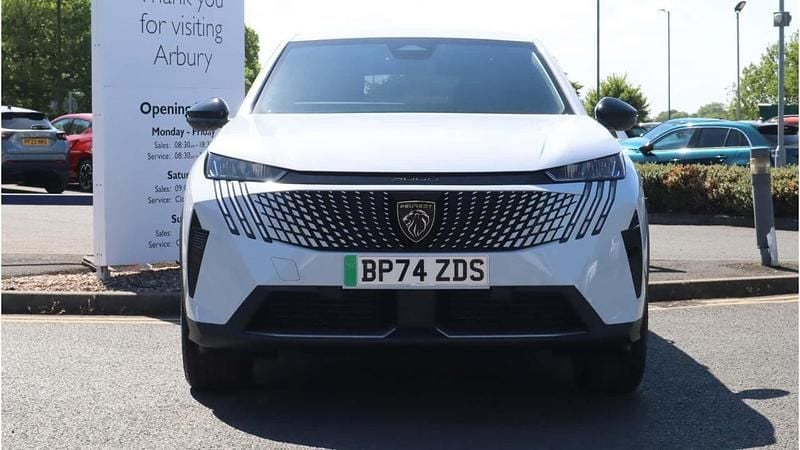 Used Peugeot e-3008 Allure 154 kW (210 HP) 2025 White SUV