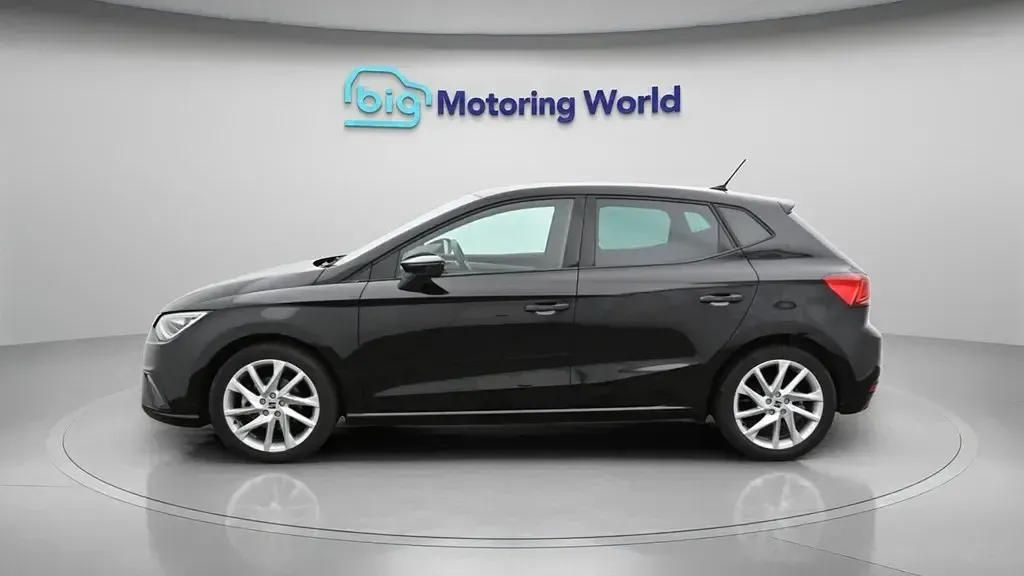 Usado Seat Ibiza FR 110 CV (80 kW) 2023 Negro Utilitario