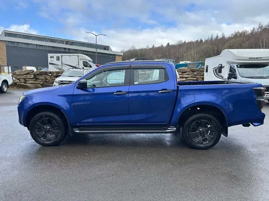 Used Isuzu D-Max 163 HP (119 kW) 2023 Blue Pickup