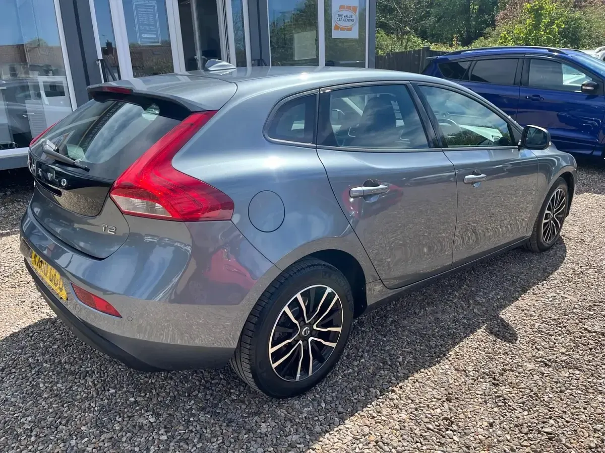 Begagnad Volvo V40 Momentum 122 HK (89 kW) 2018 Grå Halvkombi
