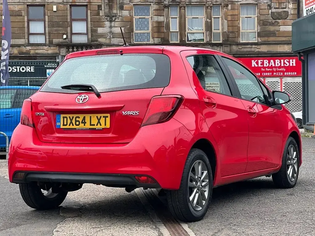 Used Toyota Yaris Multidrive S 99 HP (72 kW) 2014 Red Hatchback