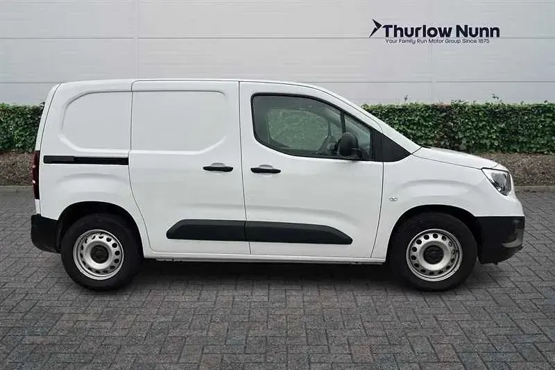Begagnad Vauxhall Combo 100 kW (136 HK) 2025 Vit Minibuss