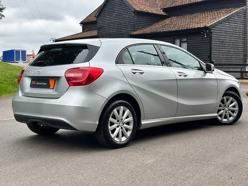Begagnad Mercedes A180 SE 122 HK (89 kW) 2013 Silver Halvkombi