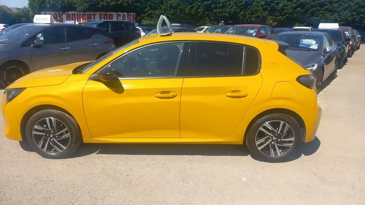 Used Peugeot 208 Allure Premium 75 HP (55 kW) 2022 Yellow Hatchback