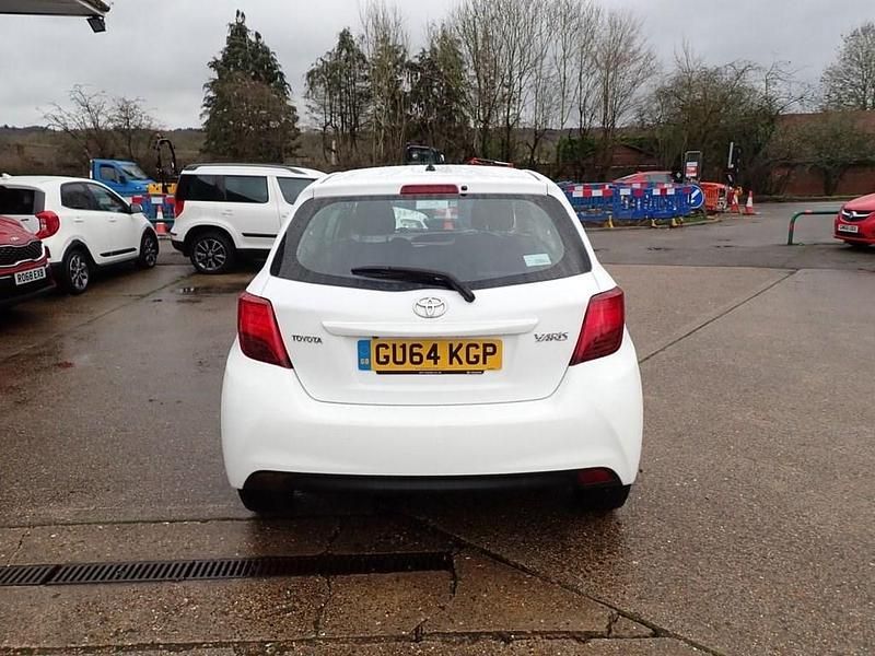Used Toyota Yaris 99 HP (72 kW) 2014 White Hatchback