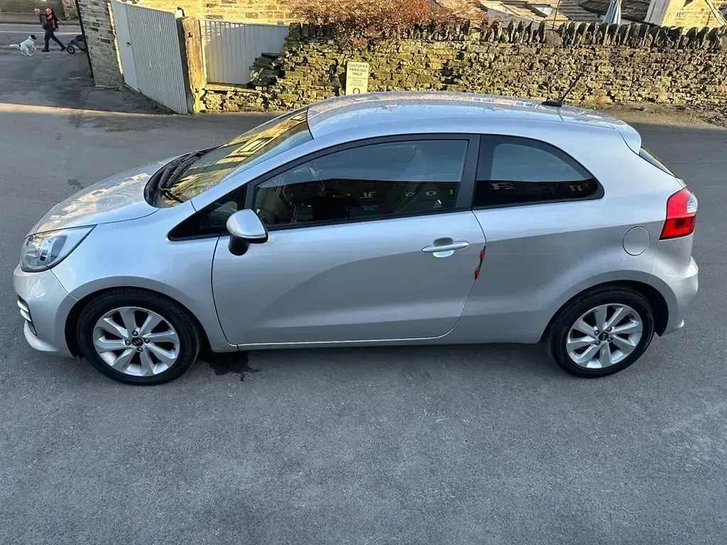 Used Kia Rio 83 HP (61 kW) 2016 Silver Hatchback