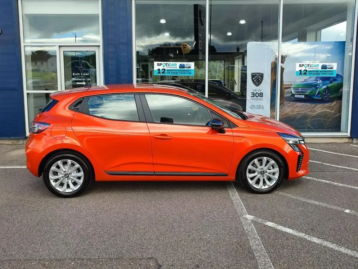 Used Renault Clio Evolution 140 HP (102 kW) 2025 Orange Hatchback