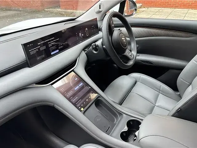 New MG IM6 553 kW (752 HP) 2025 Solid  arctic white SUV