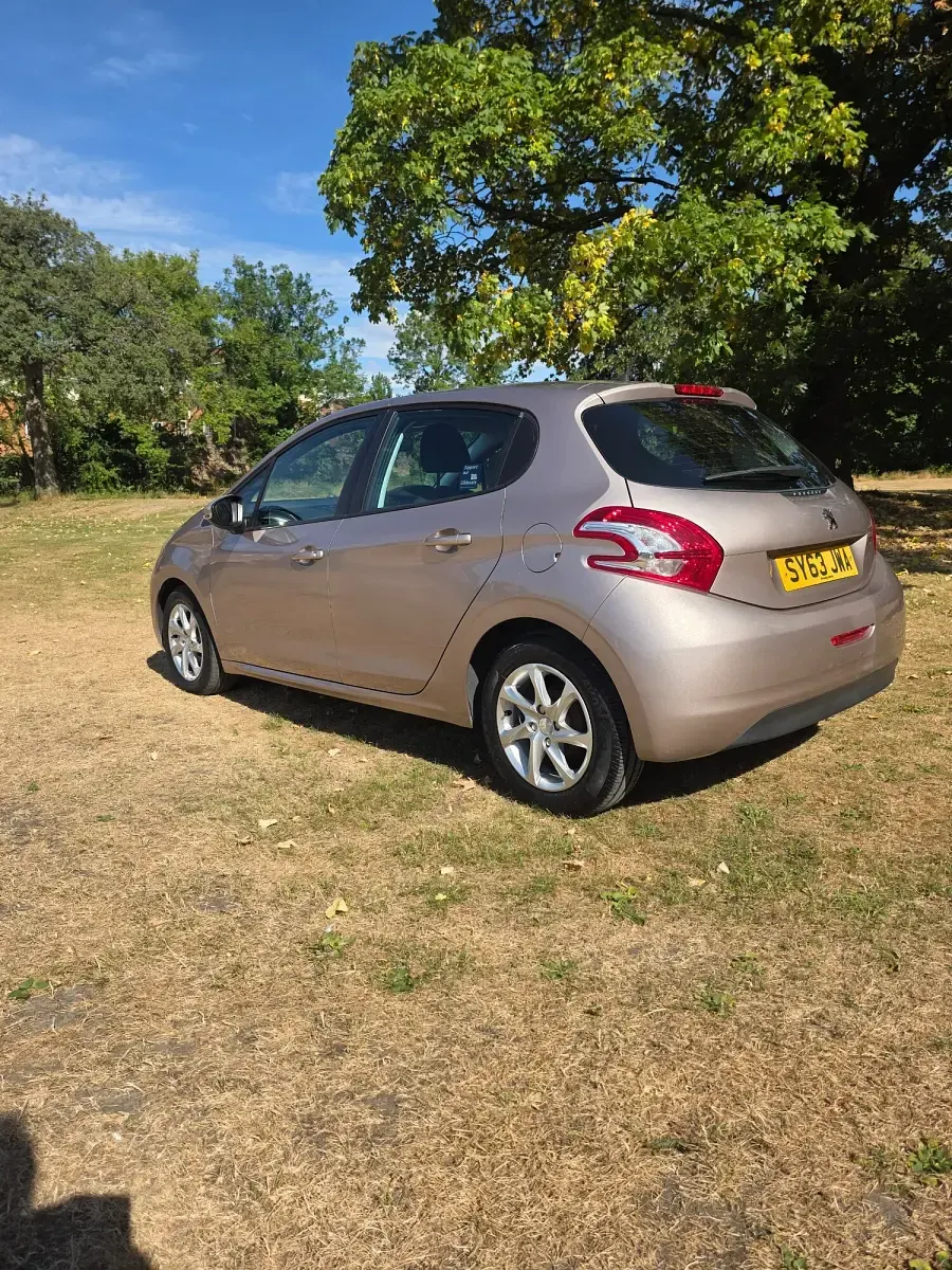 Used Peugeot 208 Active 82 HP (60 kW) 2013 Pink Hatchback