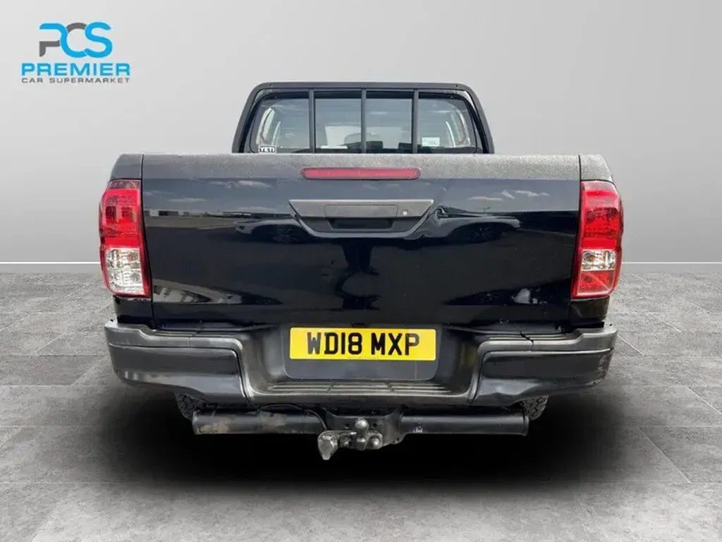 Used Toyota HiLux Active 150 HP (110 kW) 2018 Black Pickup