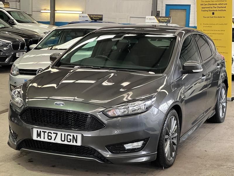 Used Ford Focus ST-Line 140 HP (102 kW) 2017 Grey Hatchback