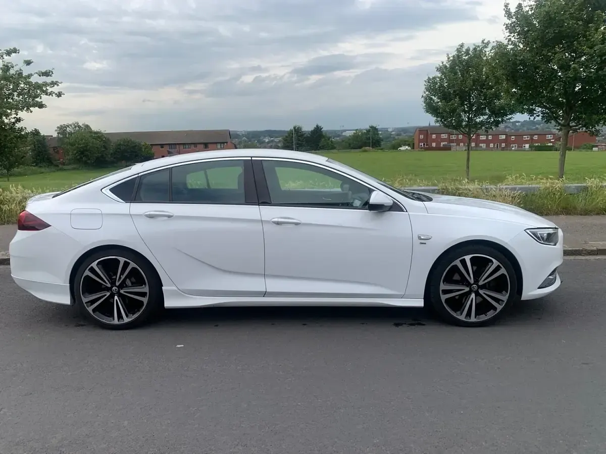 Used Vauxhall Insignia SRi 170 HP (125 kW) 2018 White Hatchback
