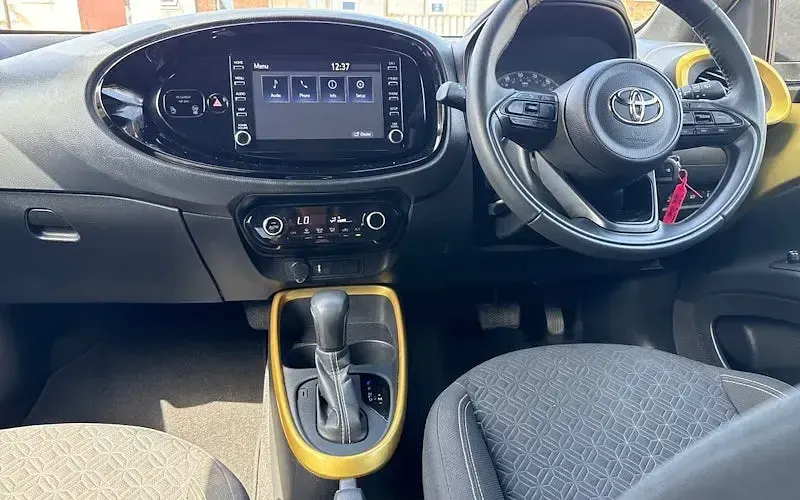 Used Toyota Aygo X 72 HP (52 kW) 2023 Gold SUV
