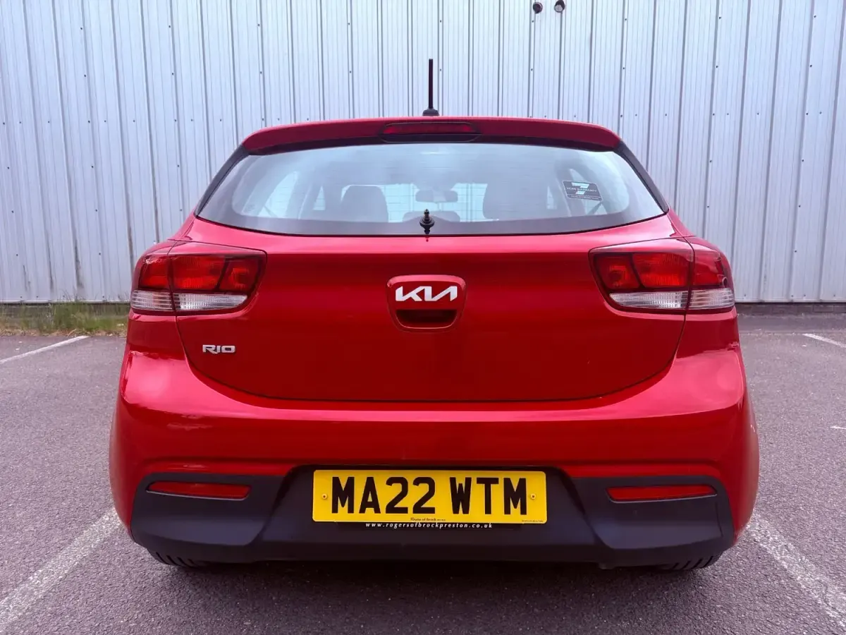 Begagnad Kia Rio 84 HK (61 kW) 2022 Röd Halvkombi