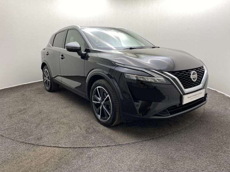 Pearl black Used 2022 Nissan Qashqai Tekna SUV | £22,990 (Expensive) - Image 1/4