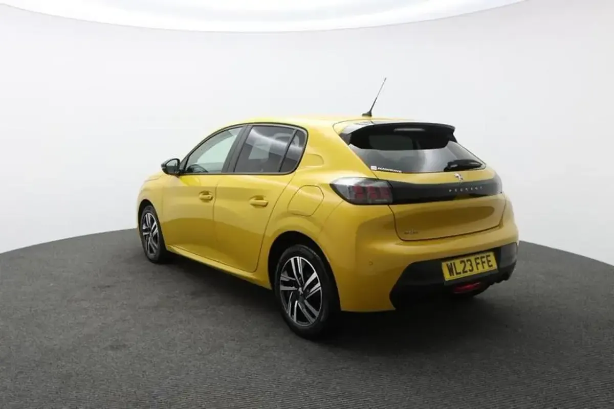 Used Peugeot 208 Active+ 74 HP (54 kW) 2023 Yellow Hatchback