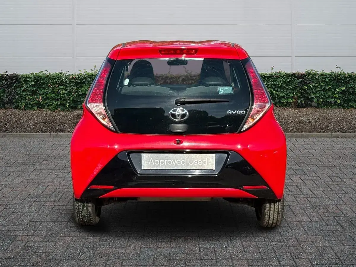 Used Toyota Aygo x-press 69 HP (50 kW) 2015 Red Hatchback