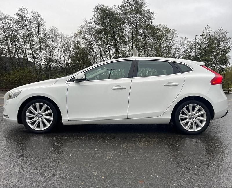Used Volvo V40 SE Lux 115 HP (84 kW) 2014 White Hatchback