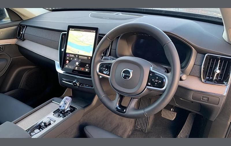 New Volvo XC90 Plus 247 HP (181 kW) 2026 Red SUV