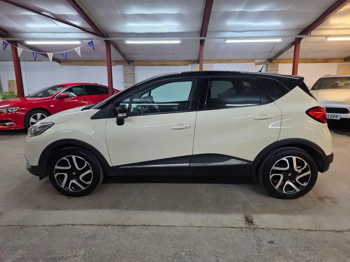 Used Renault Captur Dynamique 90 HP (66 kW) 2015 Cream/black SUV