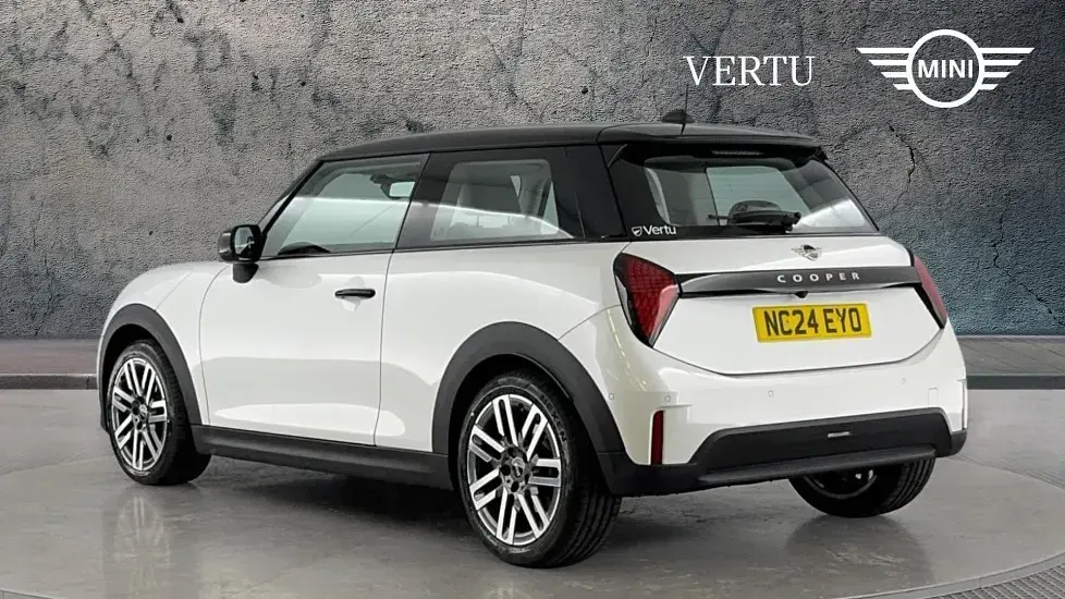 Usado Mini Cooper Hatch 154 HP (113 kW) 2024 Branco Citadino