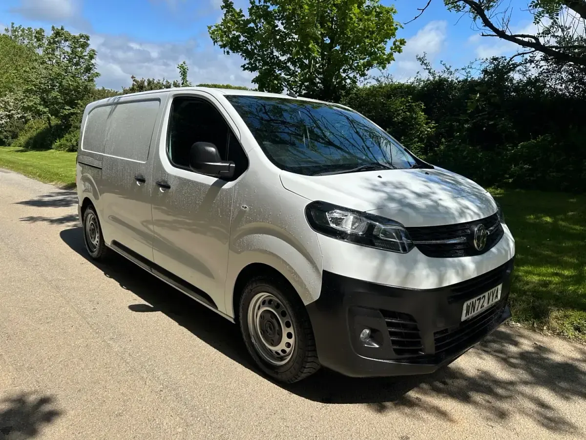 Gebraucht Vauxhall Vivaro 120 PS (88 kW) 2022 Weiß Van / Kleinbus