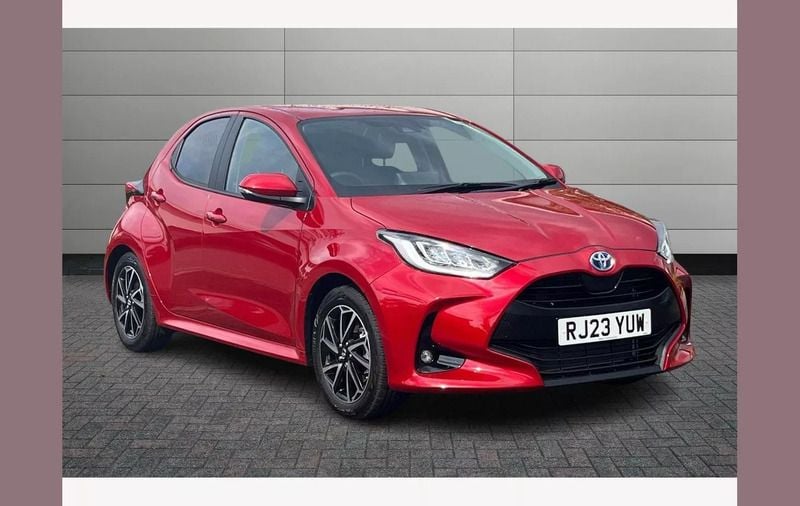 Scarlet flare Used 2023 Toyota Yaris Hybrid Design Hatchback | £18,150 (Good price) - Image 1/2
