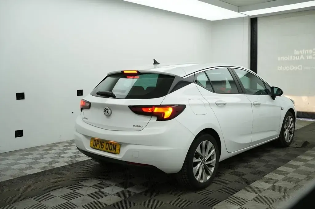 Used Vauxhall Astra 125 HP (91 kW) 2016 White Hatchback