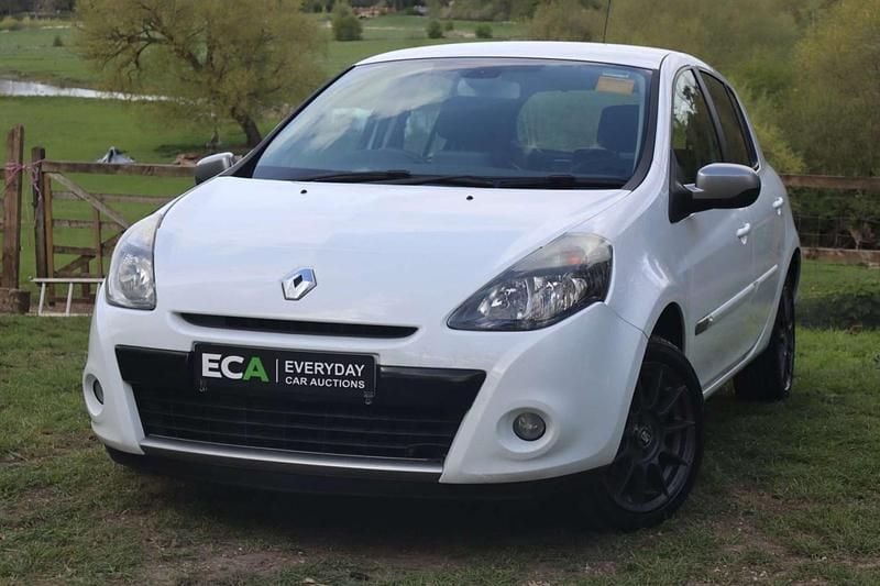 Used Renault Clio IV Dynamique 88 HP (64 kW) 2013 White Hatchback
