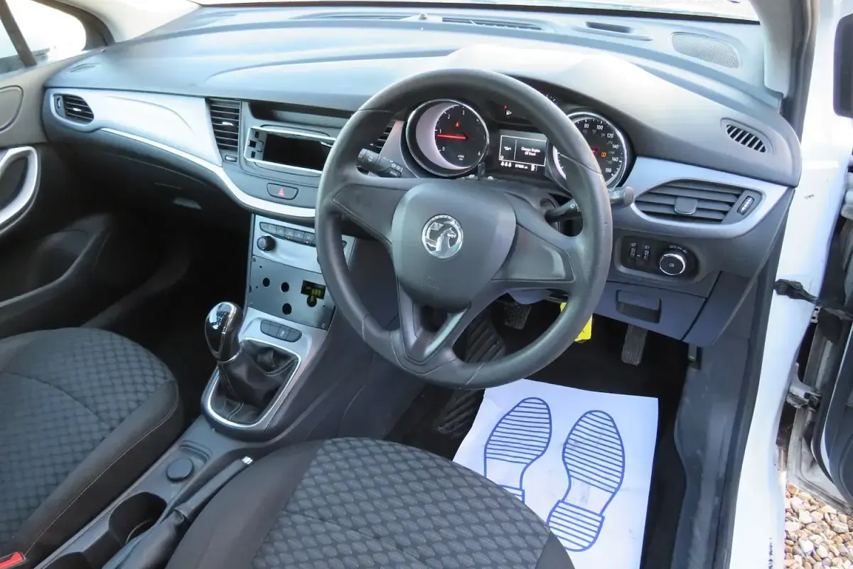 Used Vauxhall Astra 2018 White Estate