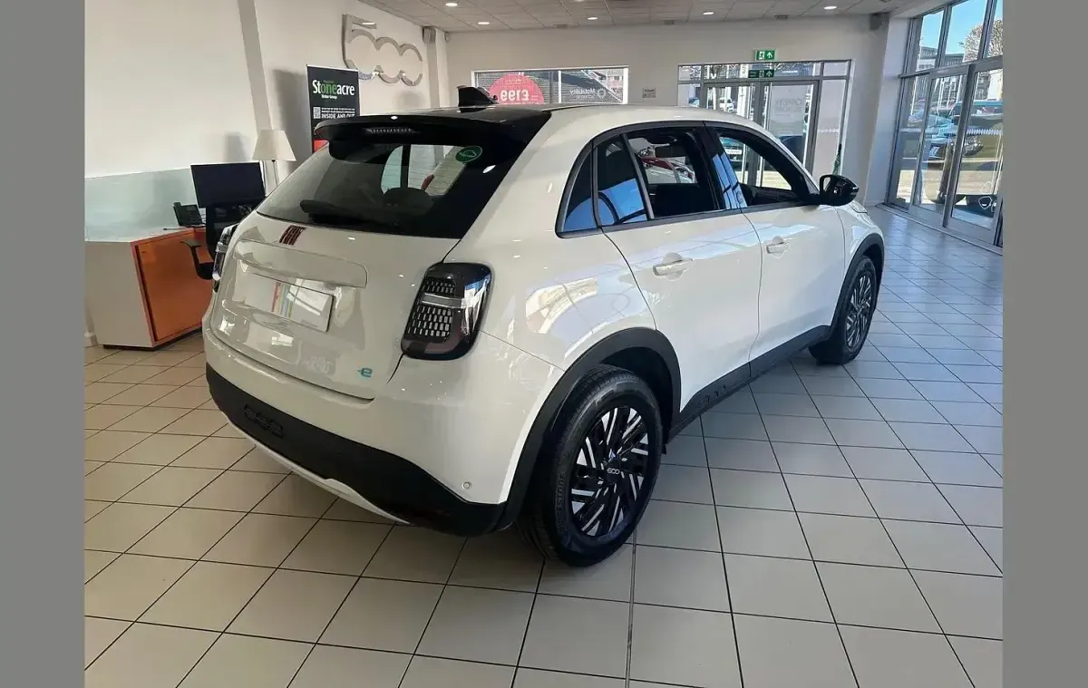 Nuevo Fiat 600 Red 114 kW (156 CV) 2025 Blanco SUV