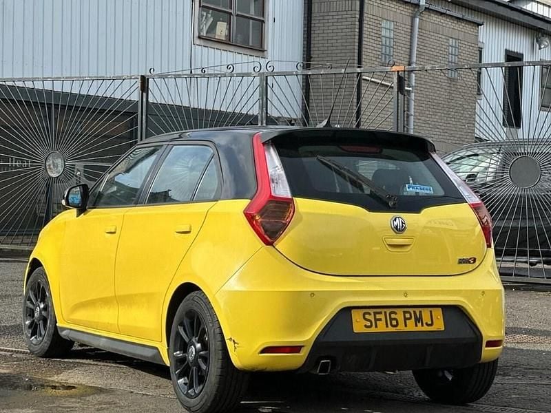 Begagnad MG MG3 2016 Gul Halvkombi