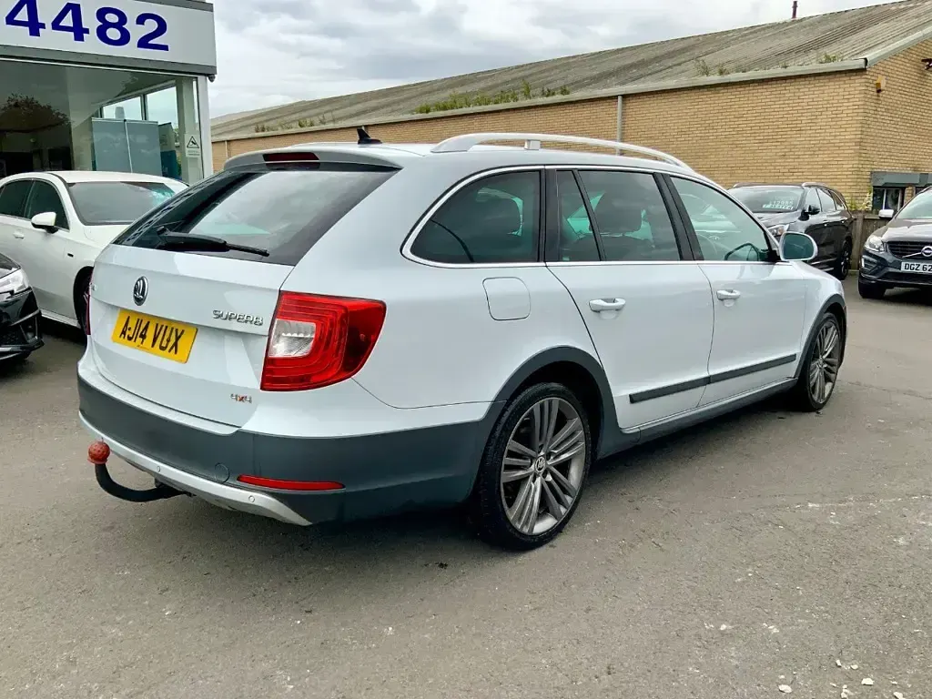 Used Skoda Superb Tour 140 HP (102 kW) 2014 White Estate