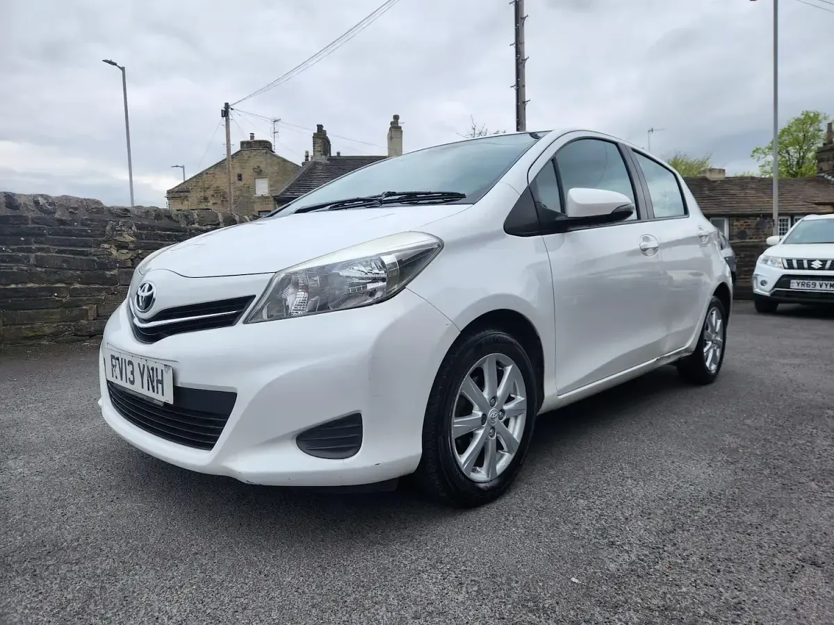 Begagnad Toyota Yaris 101 HK (74 kW) 2013 Vit Halvkombi