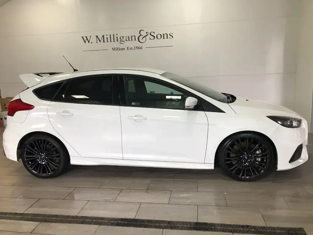 Usado Ford Focus RS 350 HP (257 kW) 2017 Branco Citadino