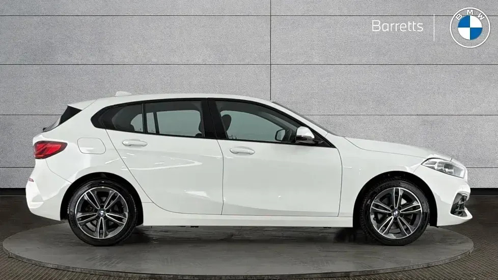 Used BMW 116 Sport Line 114 HP (83 kW) 2022 White Hatchback
