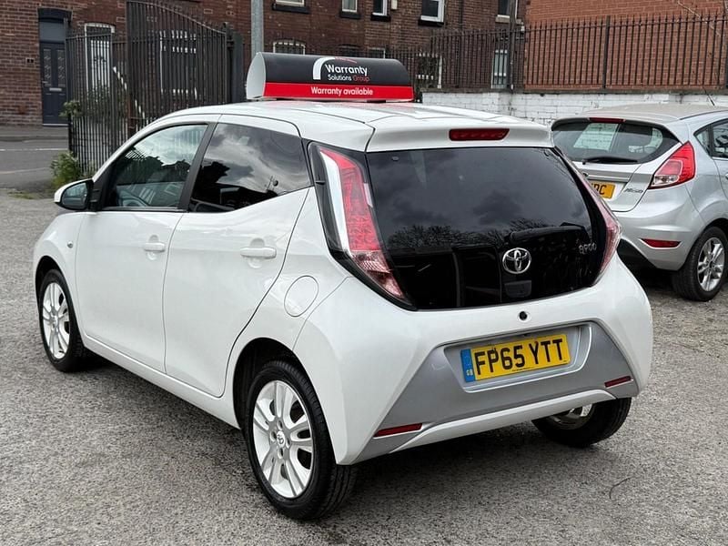 Used Toyota Aygo X-pure 69 HP (50 kW) 2015 White Hatchback
