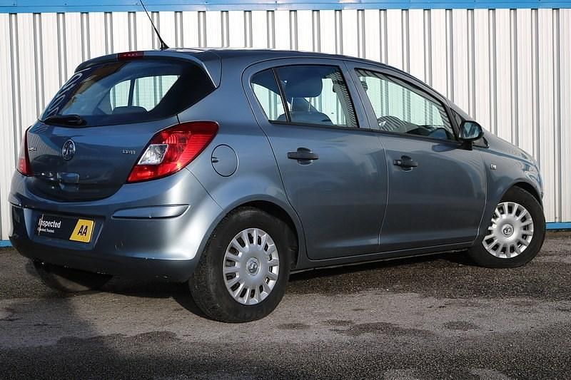 Używany Vauxhall Corsa Edition 2014 Srebrny Hatchback