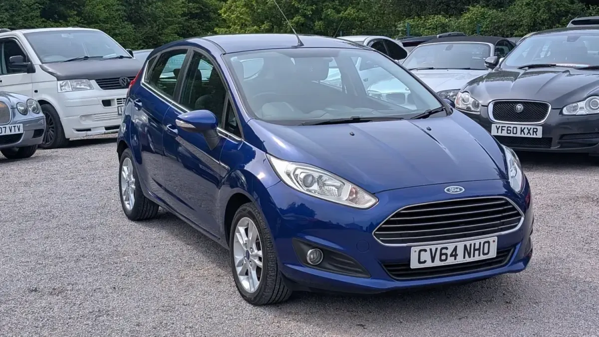 Usado Ford Fiesta Zetec 82 CV (60 kW) 2014 Azul Utilitario