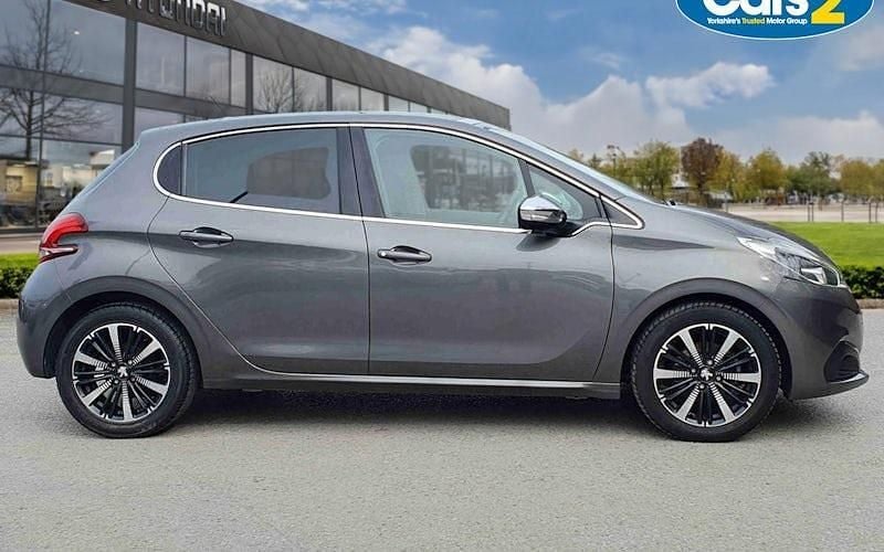 Used Peugeot 208 Allure Premium 82 HP (60 kW) 2018 Grey Hatchback