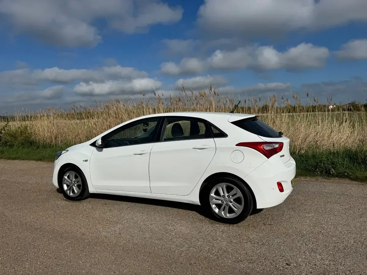 Used Hyundai i30 SE 120 HP (88 kW) 2015 White Hatchback