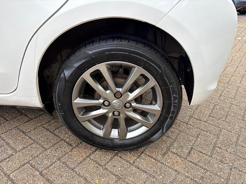 Used Toyota Yaris Plus 99 HP (72 kW) 2014 White Hatchback
