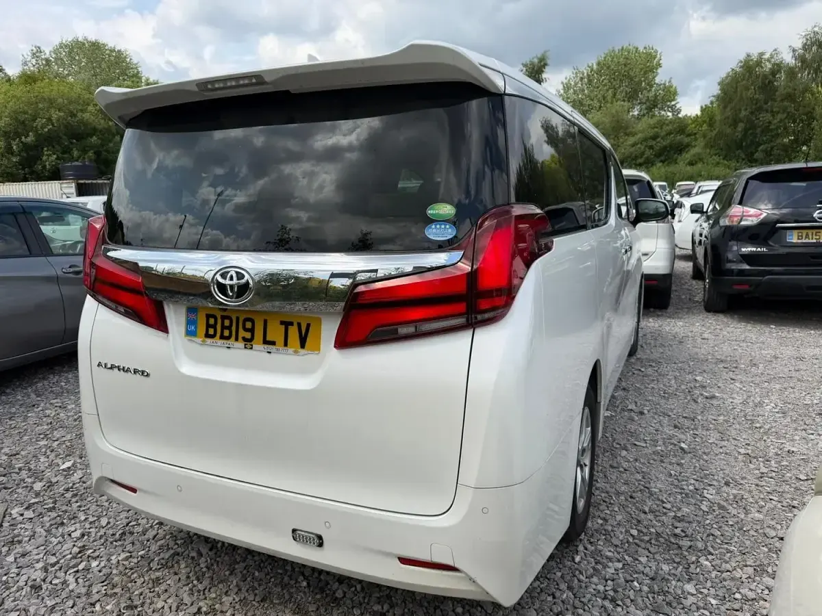 Used Toyota Alphard 182 HP (133 kW) 2026 White MPV